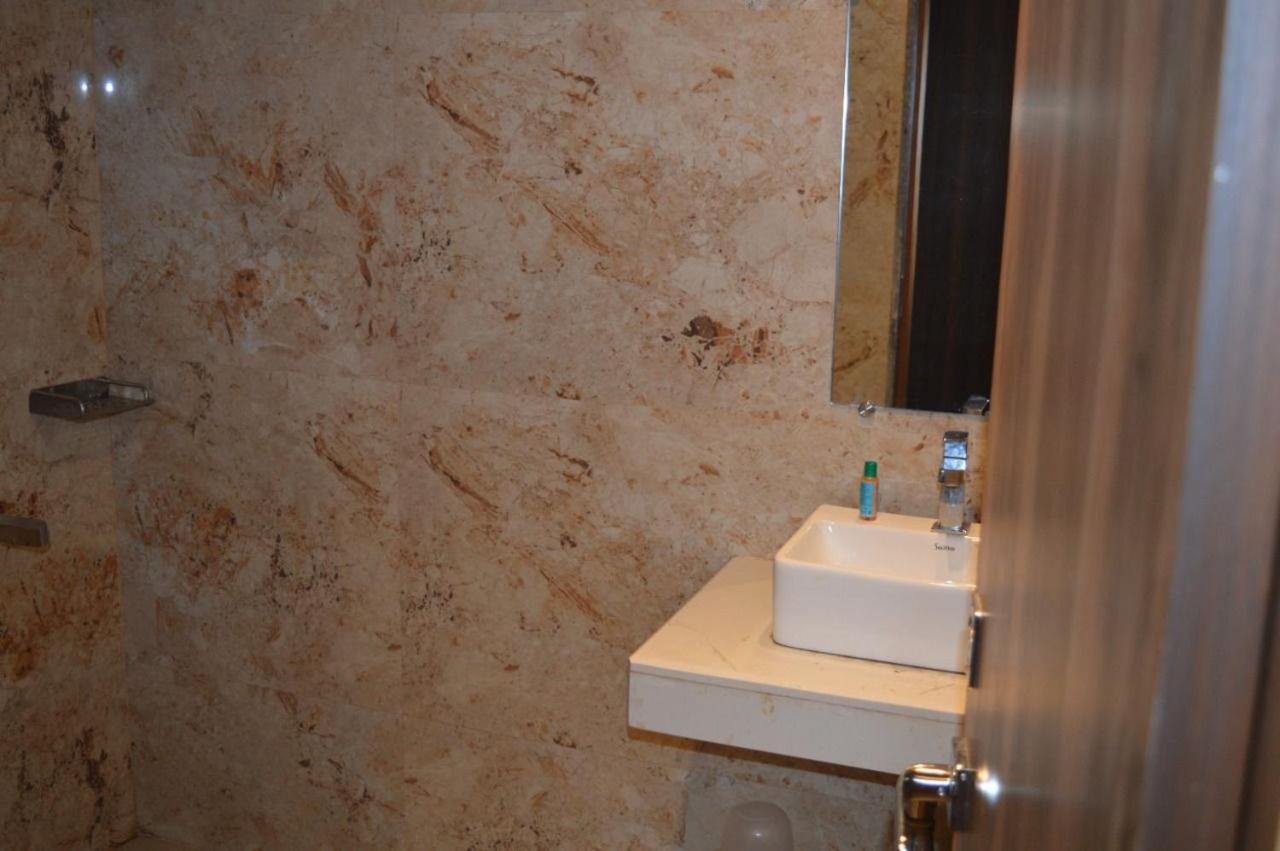 Hotel Byaris International By Bizzgrow Hotels Mumbai Exteriör bild